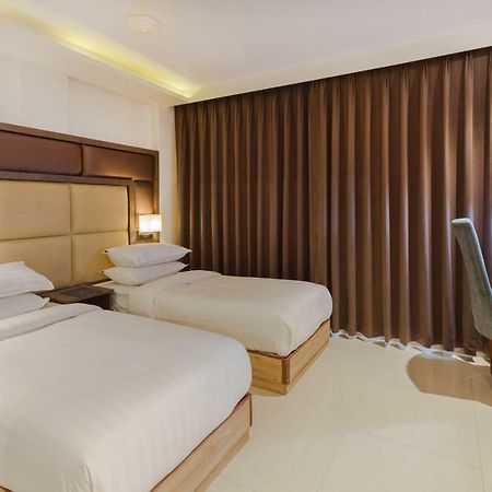 Aura One Hotel Kochi Екстериор снимка