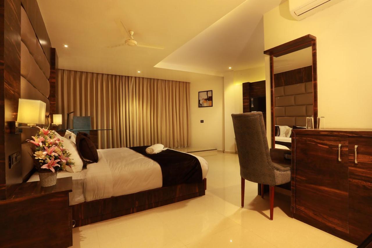 Aura One Hotel Kochi Екстериор снимка