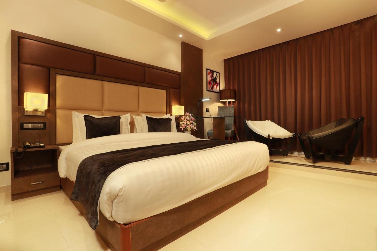 Aura One Hotel Kochi Екстериор снимка