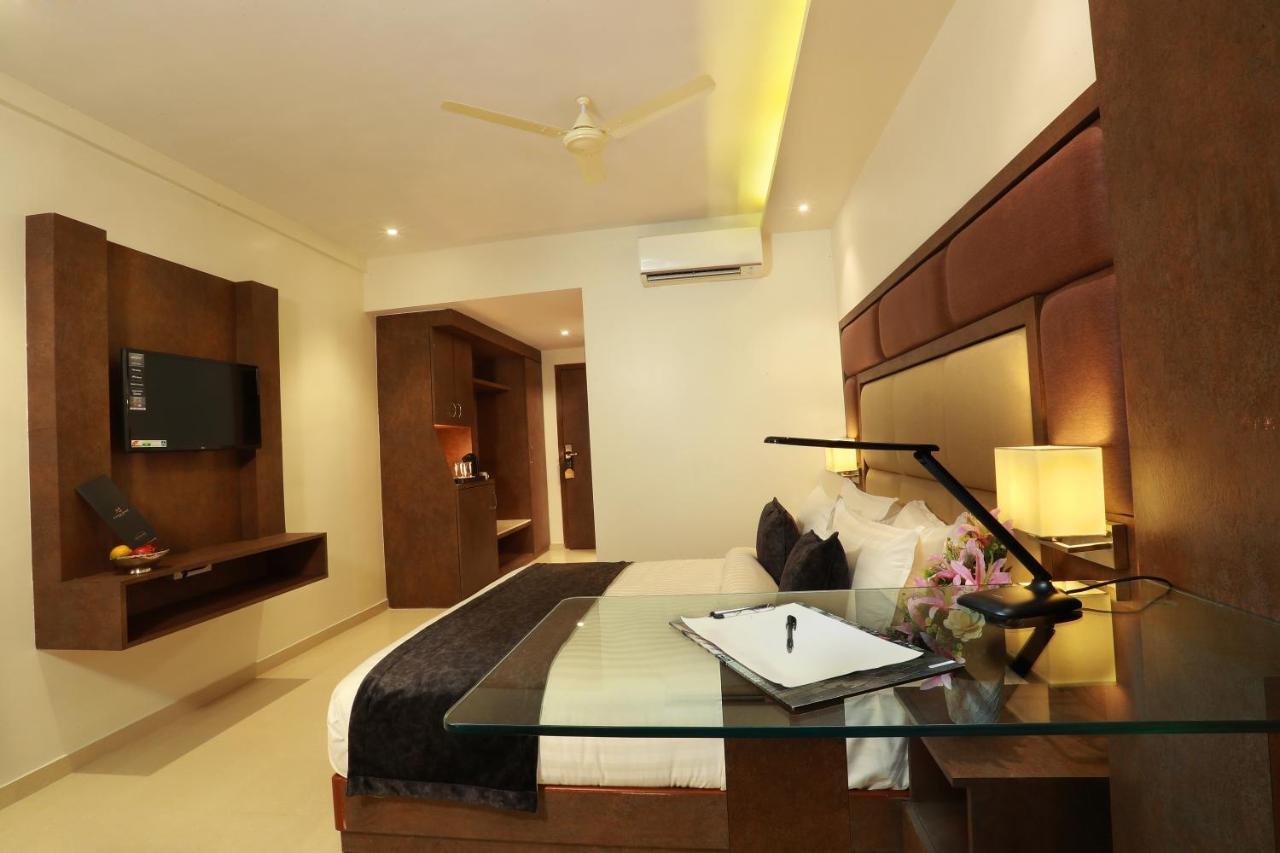 Aura One Hotel Kochi Екстериор снимка