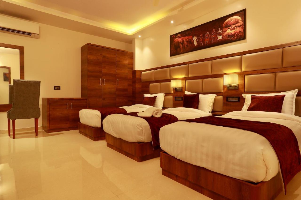 Aura One Hotel Kochi Екстериор снимка