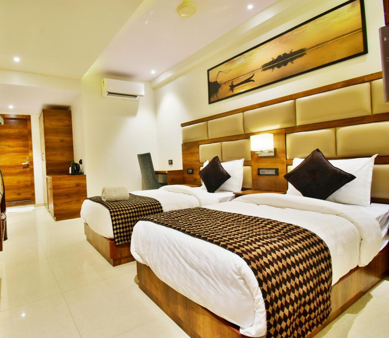 Aura One Hotel Kochi Екстериор снимка