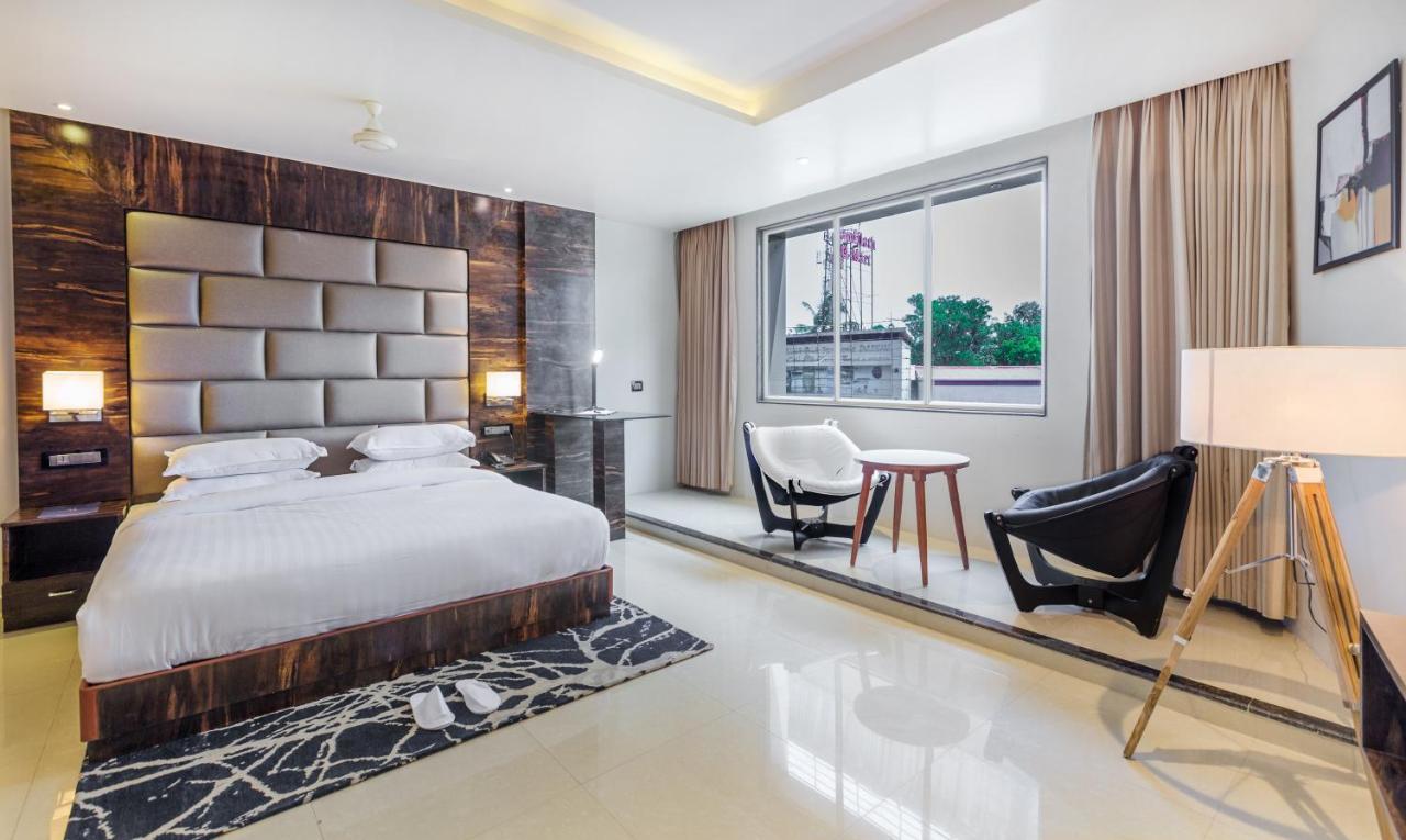 Aura One Hotel Kochi Екстериор снимка
