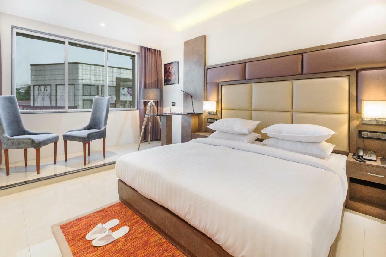 Aura One Hotel Kochi Екстериор снимка