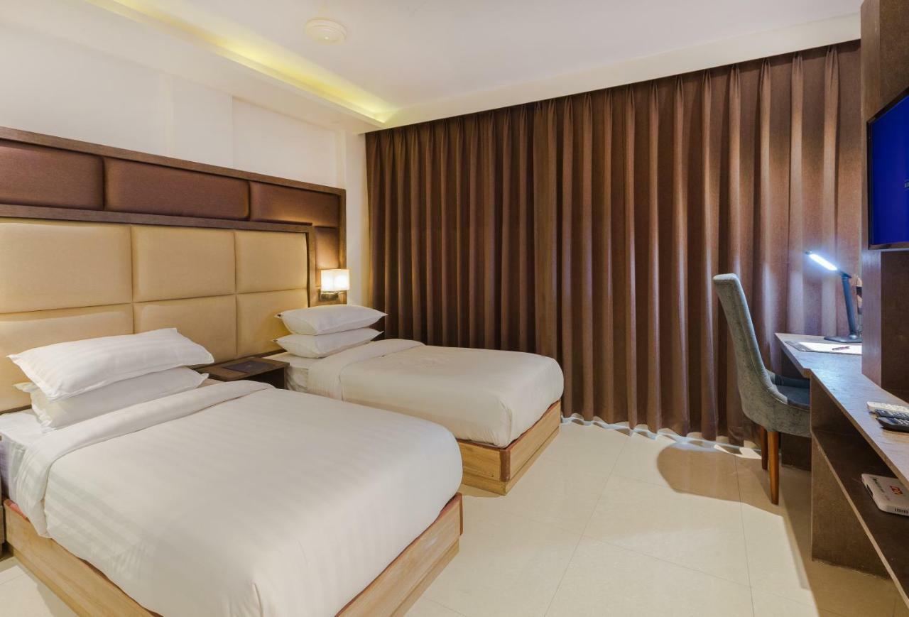 Aura One Hotel Kochi Екстериор снимка